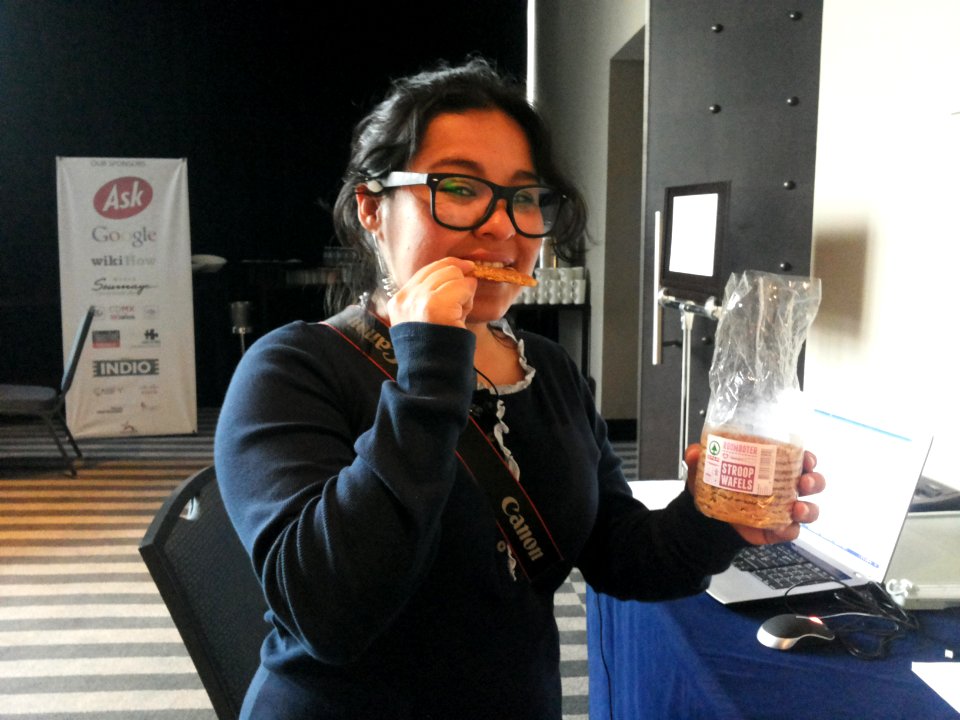 Wikimania 2015-Tuesday-Christian Cariño eats stroopwafel