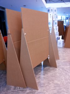 WikiCon 2014-Kartonnen borden om dingen aan te hangen-2