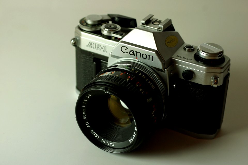 Wikicommons canon ae-1 rrt877