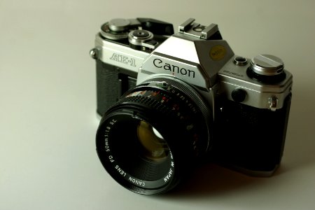 Wikicommons canon ae-1 rrt877