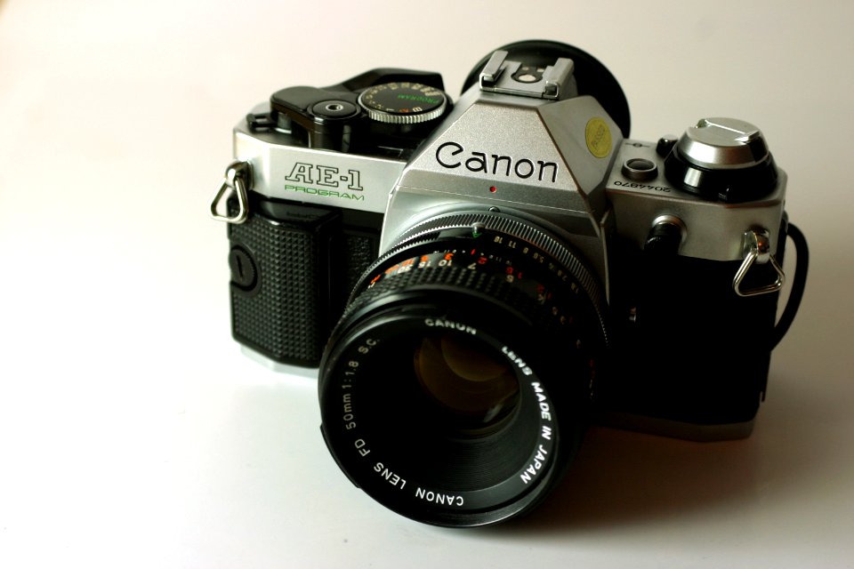 Wikicommons canon ae-1 program canon rrt877 2