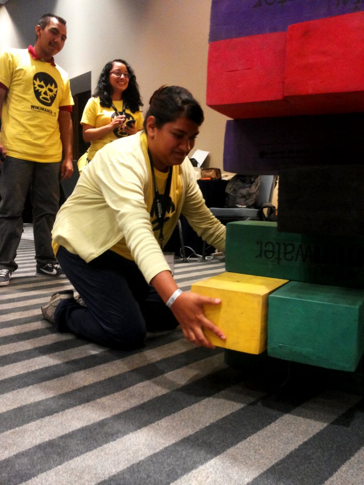 Wikimania 2015-Wednesday-Volunteers play Weasel-Jenga (18)