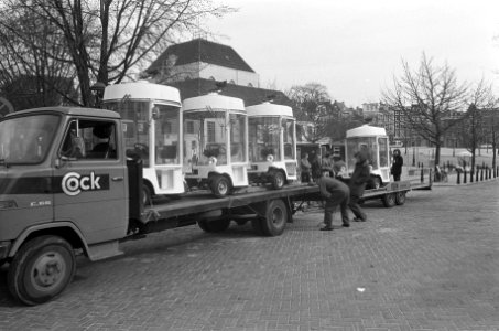 Wikartstation Amstelveld, Amsterdam, witkarren worden van vrachtwagen gereden, Bestanddeelnr 927-0752