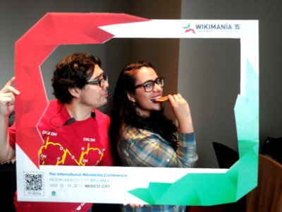 Wikimania 2015-Tuesday-Carmen Alcázar eating a stroopwafel and Andrés Cruz y Corro looking like ehhhh