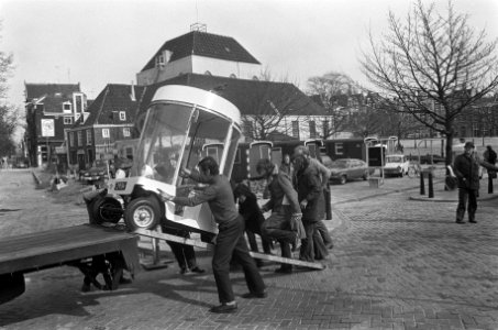 Wikartstation Amstelveld, Amsterdam, witkarren worden van vrachtwagen gereden, Bestanddeelnr 927-0751