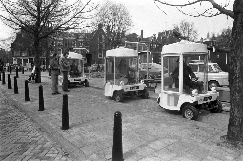 Wikartstation Amstelveld, Amsterdam, witkarren voor het station, Bestanddeelnr 927-0750