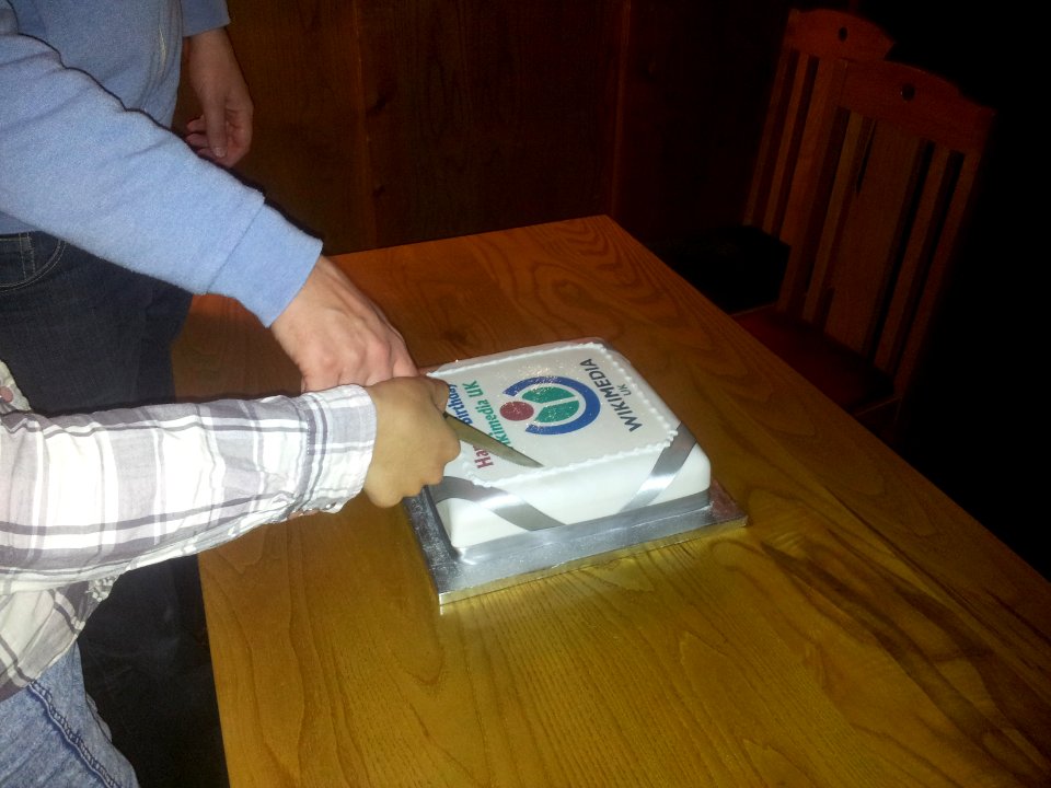 Wikimedia UK - Cutting the 4th birthday cake