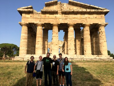 WikiPaestum - davanti al c.d. tempio di Nettuno