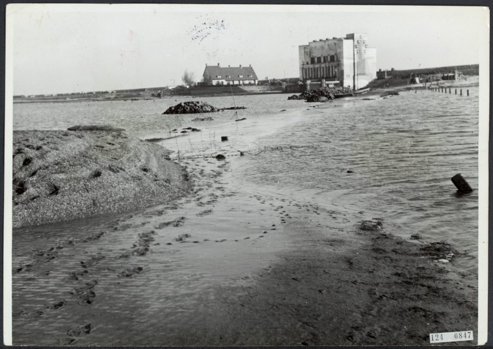 Wieringermeer, inundatie en wederopbouw. Gemaal Lely nabij Medemblik na de inund, Bestanddeelnr 124-0847