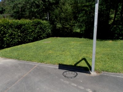 Wiesbach Zufluss Pfaffenthal Kanaldeckel Sportplatz R0015871