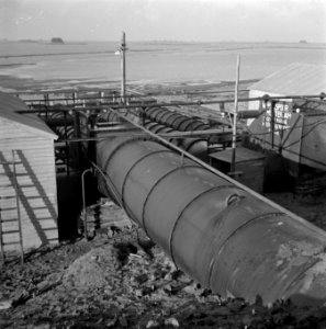Wieringermeer. Bij Medemblik werden hulpgemalen ingezet (voorjaar 1945) om de Wi, Bestanddeelnr 901-1842