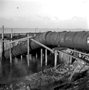 Wieringermeer. Bij Medemblik werden hulpgemalen ingezet (voorjaar 1945) om de Wi, Bestanddeelnr 901-1841
