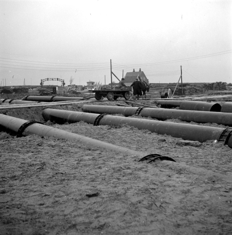 Wieringermeer. Bij Medemblik werden hulpgemalen ingezet (voorjaar 1945) om de Wi, Bestanddeelnr 901-1847