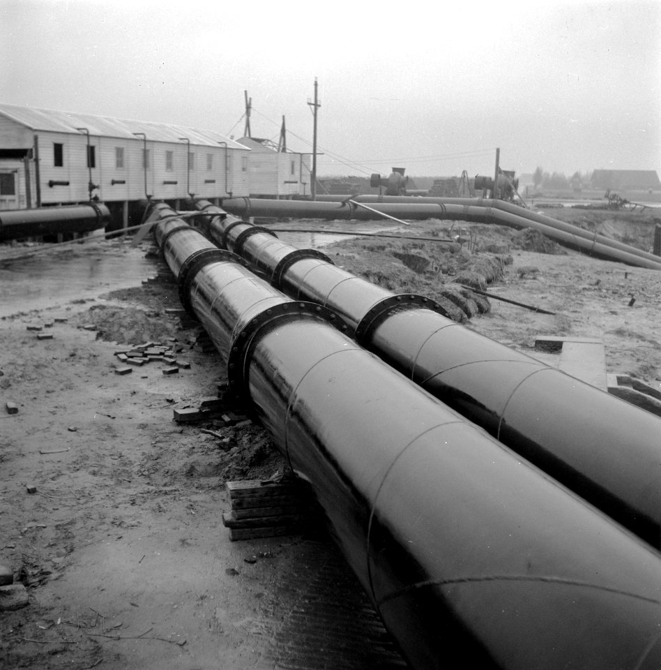 Wieringermeer. Bij Medemblik werden hulpgemalen ingezet (voorjaar 1945) om de Wi, Bestanddeelnr 901-1846