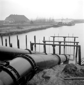 Wieringermeer. Bij Medemblik werden hulpgemalen ingezet (voorjaar 1945) om de Wi, Bestanddeelnr 901-1848
