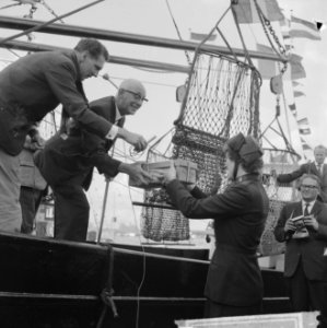 Wieringers in Amsterdam, een vrouwelijke soldaat van het Leger des Heils ontvang, Bestanddeelnr 914-2843