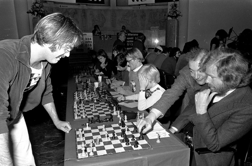 Wiersma en Bohm proberen wereldrecord simultaan schaken en dammen te vestigen in, Bestanddeelnr 928-8711