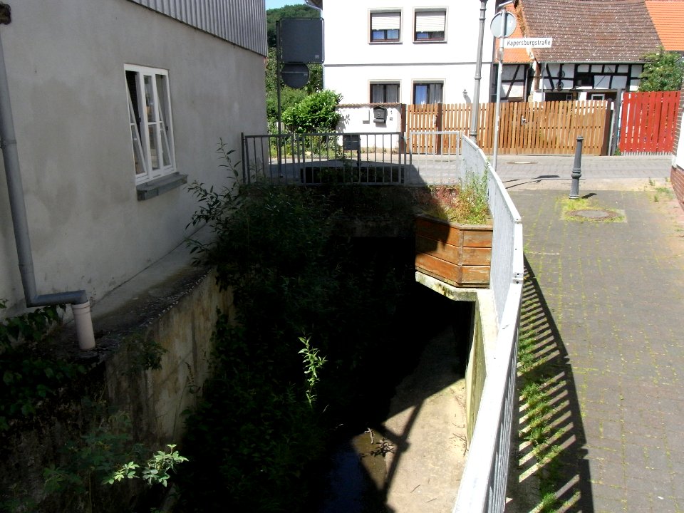 Wiesbach an Bachweg vor Kapersburgstraße Beginn Verrohrung R0015892