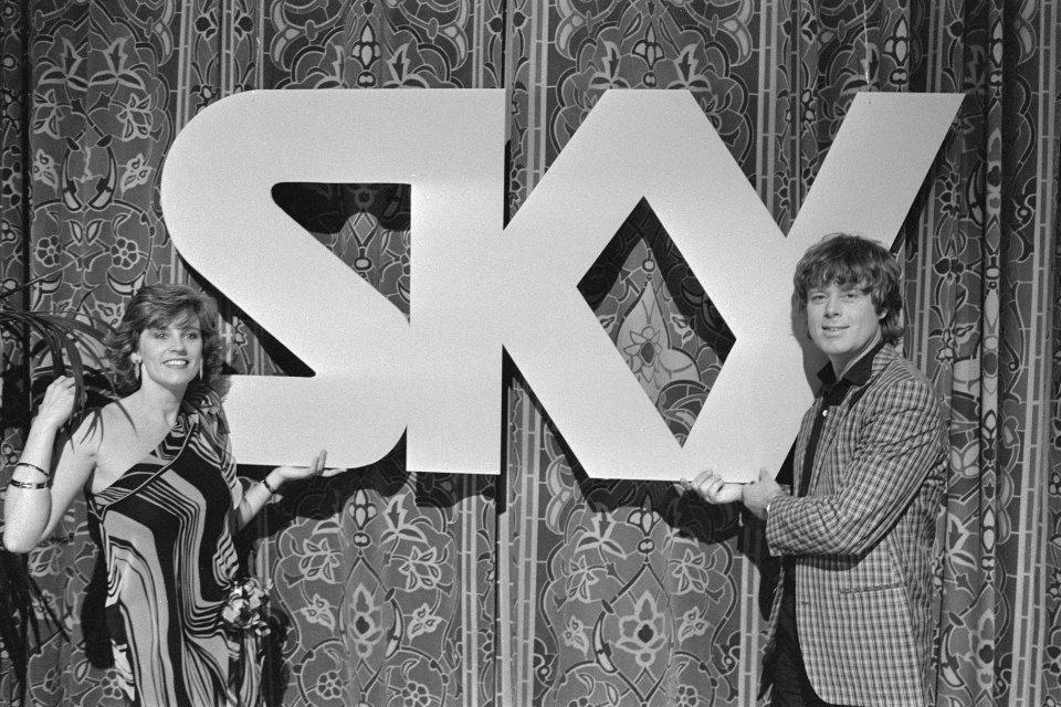 Willem Ruis en Amanda Cuthbert bij Sky-embleem, Bestanddeelnr 933-0166
