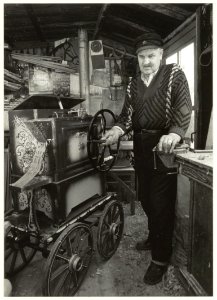 Willem Lakeman met zijn zelfgebouwde draaiorgeltje. De fam. Lakeman zijn bewoners van het woonwagenkampje Zuidererf in de Zuiderpolder. NL-HlmNHA 54031592