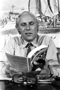 Willem Oltmans met boek Reportage over de moordenaars, Bestanddeelnr 929-2288