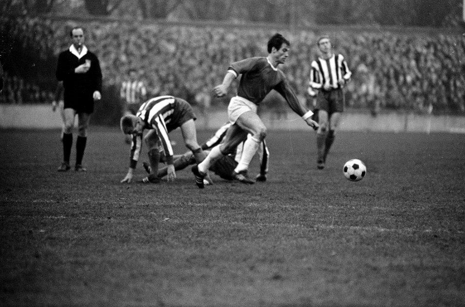 Willem II tegen Vitesse 0-1. Vleeming (Vitesse) passeert drie spelers, Bestanddeelnr 920-8832