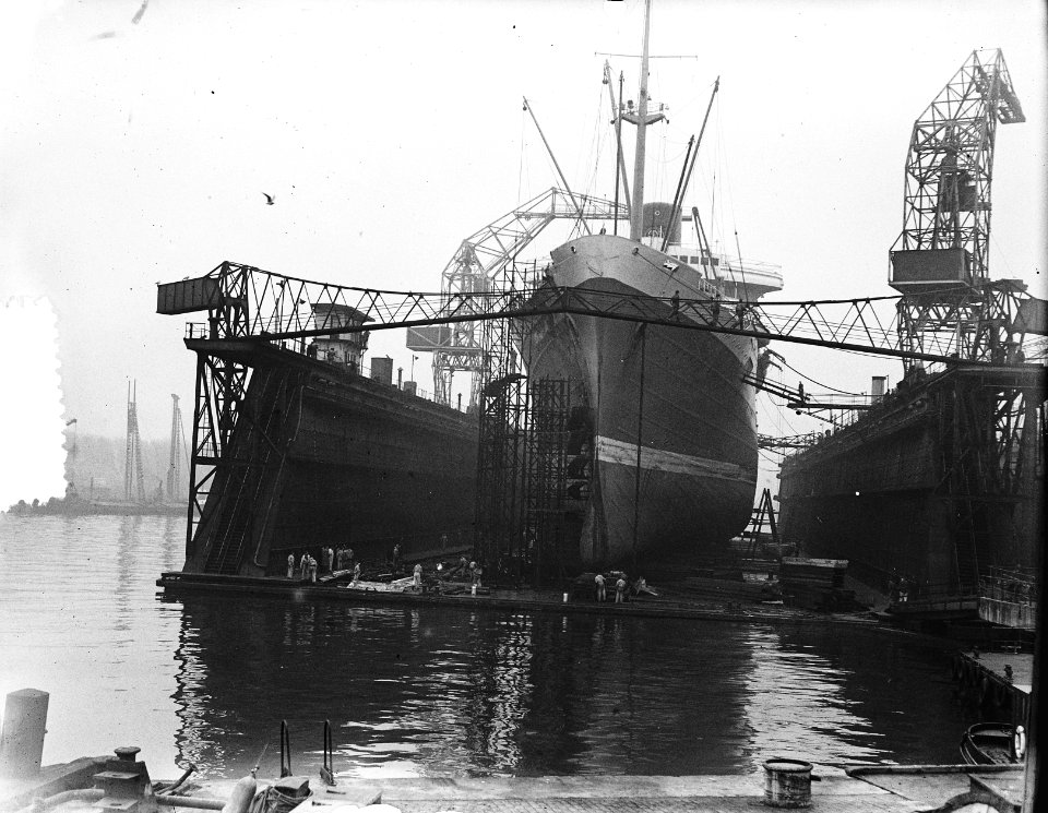 Willem Ruys na aanvaring in droogdok Rotterdam, Bestanddeelnr 905-5027