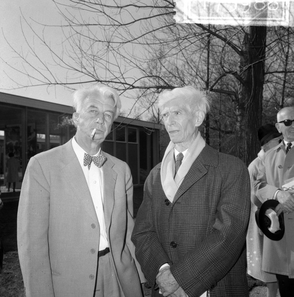 Willem Sandberg(l) (oud-directeur Stedelijk Museum) en beeldhouwer Osip Zadkine , Bestanddeelnr 917-5988