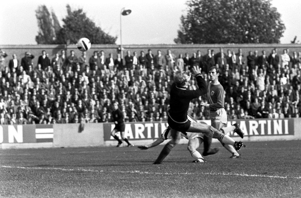 Willem 2 tegen Cambuur 3-0. Saris half achter keeper Van Heeswijk en scoort, Bestanddeelnr 920-7474