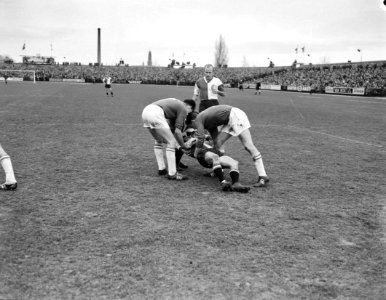 Willem II tegen Feyenoord, Coen Moulijn gewond, Bestanddeelnr 912-1404