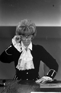 Willeke in haar rol als modehuis-directrice, Bestanddeelnr 921-6314