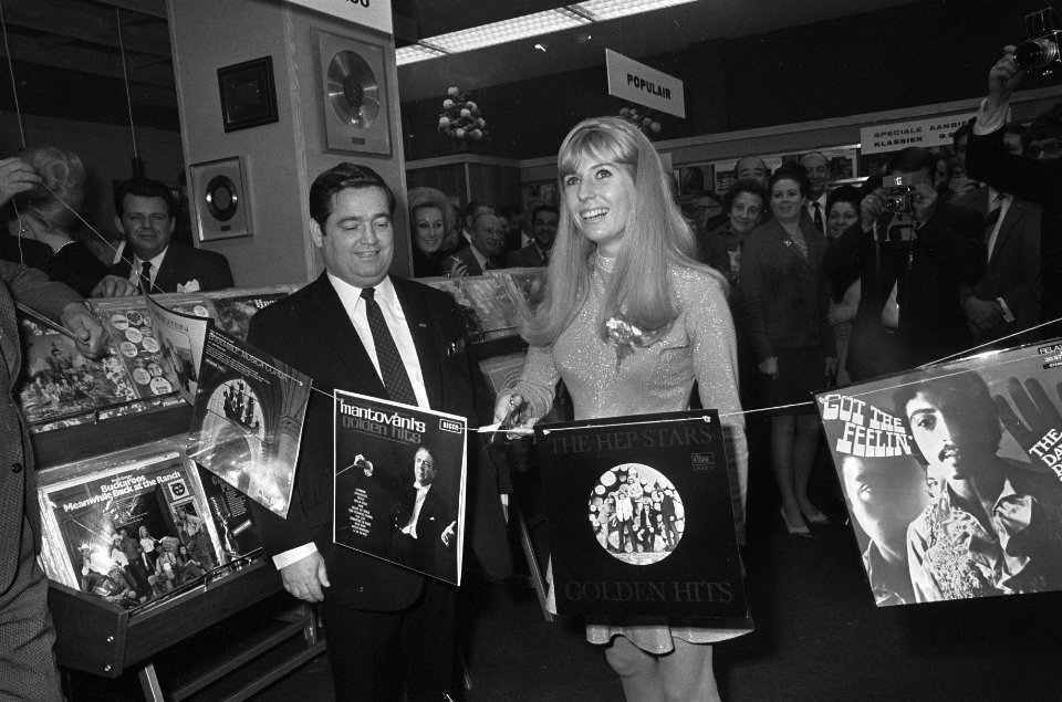 Willeke Alberti opent platenzaak van Willy Alberti door draad door te knippen, Bestanddeelnr 921-8952