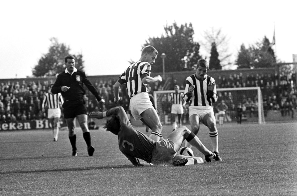 Willem 2 tegen Cambuur 3-0. Saris (nummer 10) in duel met Munster (3), Bestanddeelnr 920-7473