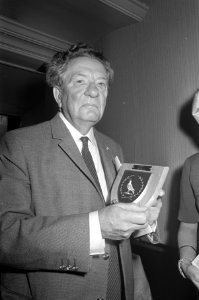 Willem Vogt toont zijn onderscheiding in het Hof van Holland te Hilversum, Bestanddeelnr 921-6367