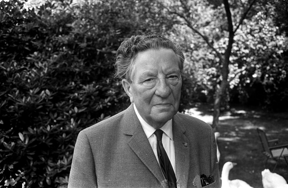 Willem Vogt poseert in zijn tuin te Blaricum, Bestanddeelnr 921-5901