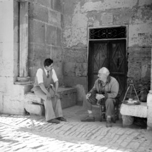 Willem van de Poll in gesprek voor de poort van een tempel of kerk, Bestanddeelnr 255-6580