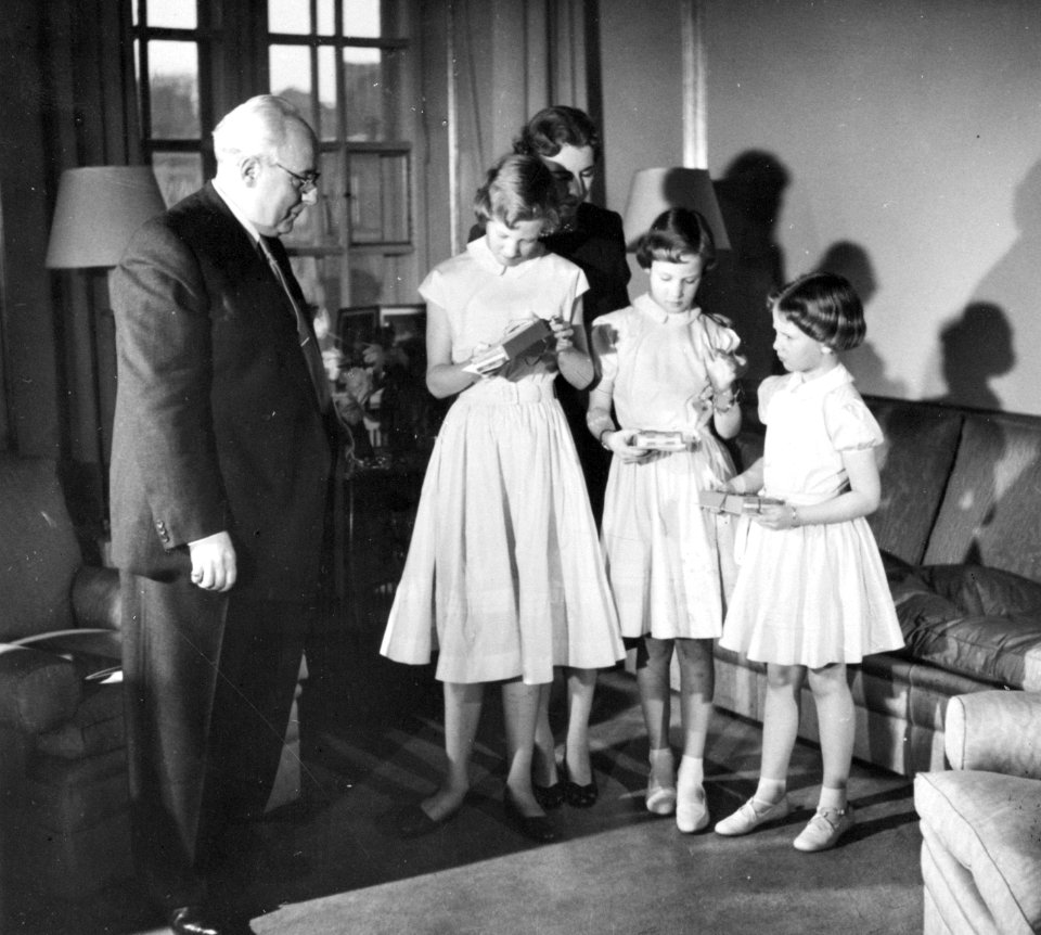 Willem van de Poll kijkt toe hoe de Deense prinsesjes hun presentje uitpakken, Bestanddeelnr 252-9012
