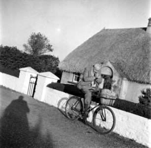 Willem van de Poll op de fiets steekt een pijp aan, op reportage in Ierland, Bestanddeelnr 252-1364