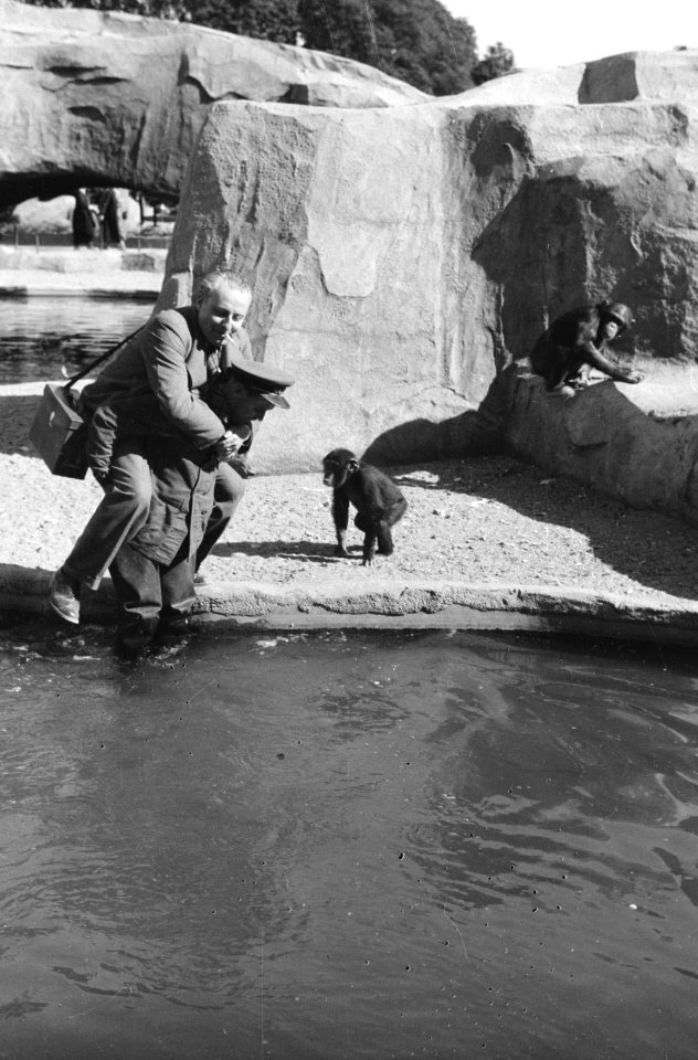 Willem van de Poll wordt in de dierentuin van Vincennes door een man in uniform , Bestanddeelnr 252-1366