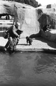 Willem van de Poll wordt in de dierentuin van Vincennes door een man in uniform , Bestanddeelnr 252-1366