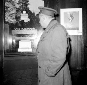 Willem van de Poll in het uniform van kapitein voor de deur van een fotowinkel o, Bestanddeelnr 252-1372