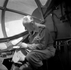 Willem van de Poll in het uniform van kapitein in een vliegtuig op weg van Batav, Bestanddeelnr 252-1363
