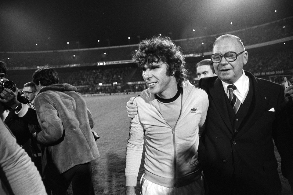 Willem van Hanegem (l) en KNVB voorzitter Meuleman, Bestanddeelnr 930-4616