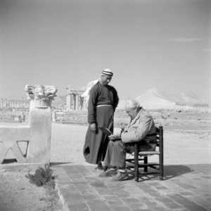 Willem van de Poll tekent het gastenboek in Baalbek, Bestanddeelnr 255-6577
