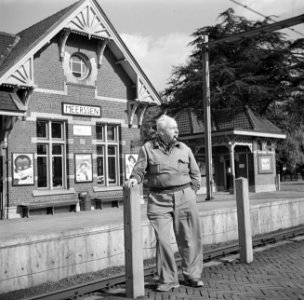 Willem van de Poll pijprokend op het station van Meerssen, Bestanddeelnr 252-0212