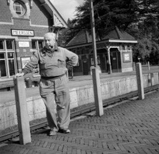 Willem van de Poll pijprokend op het station van Meerssen, Bestanddeelnr 252-0211