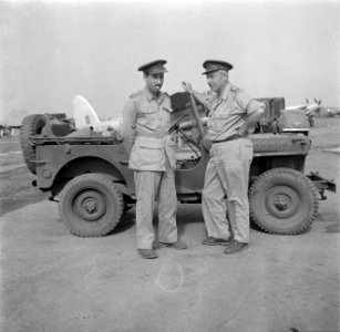 Willem van de Poll in uniform met een Egyptische () militair bij een jeep, Bestanddeelnr 254-5371