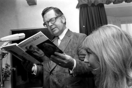 Willeke Alberti toont boek Waar een Willeke is , Blaricum, Bestanddeelnr 925-1538