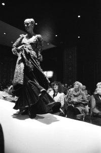 Willeke van Ammelrooy (l) en Monique van de Ven bij modeshow Maison Kuiper, Bestanddeelnr 929-3355