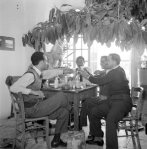 Willem van de Poll bij een lunch met enkele anderen, Bestanddeelnr 255-6579